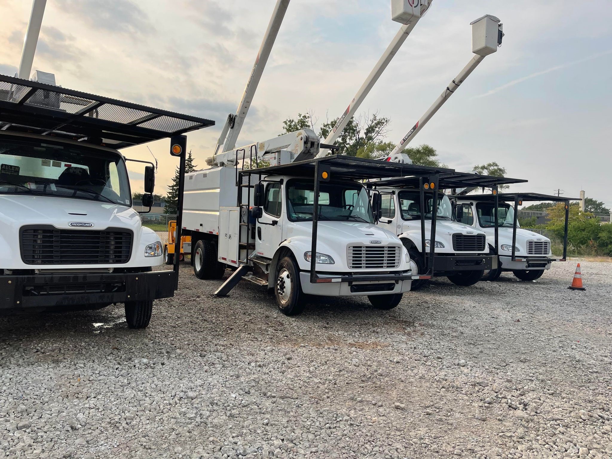 Mobile truck washing and fleet cleaning for commercial vehicles.